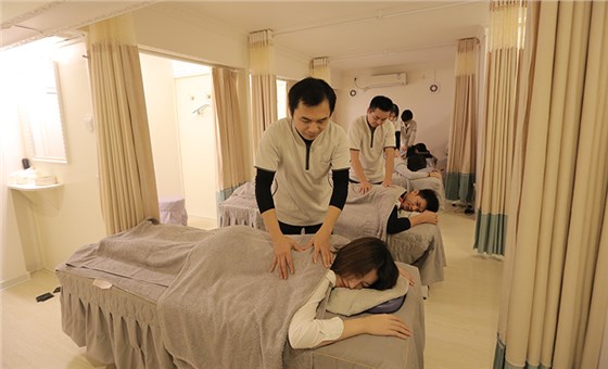 巧手匠为大家讲解保健按摩